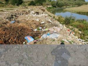 Gunoaiele de pe malul râului Suceava, la Bosanci