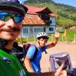 „Turul Bucovinei pe bicicletă”, efectuat de cinci temerari, dintre care un copil de 2 ani, tras de tatăl său