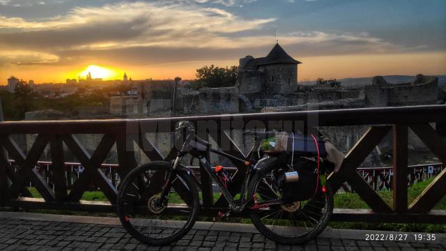 Apus de soare la Cetatea Sucevei - finalul Turului Bucovinei pe bicicletă