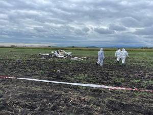 Specialiști de la Aviația Civilă vor examina avionul prăbușit. Aparatul decolase la ora 15.00, iar motorul era deja rece când s-a dat alarma