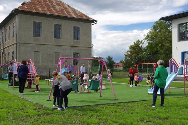 Două investiții noi din Horodnic de Sus, o sală de sport și o grădiniță, inaugurate în prezența primarului Valentin Luță