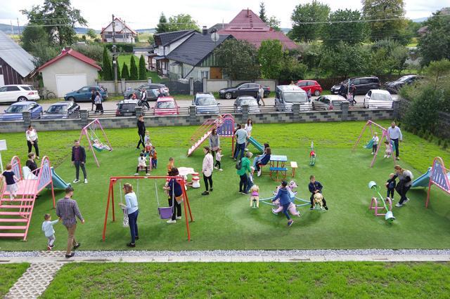 Două investiții noi din Horodnic de Sus, o sală de sport și o grădiniță, inaugurate în prezența primarului Valentin Luță