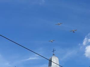 Trei avioane au survolat cerul la ultimul drum al lui Adomnitei