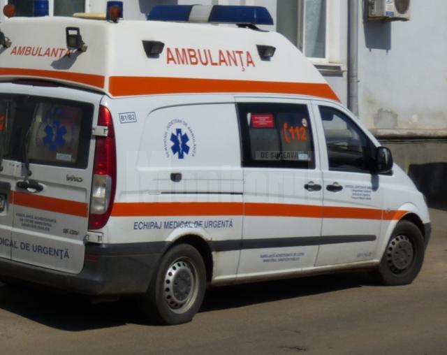 Femeia a fost transportată la Spitalul Județean Suceava, având o fractură la un picior