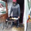 „Bunicii de împrumut” din Câmpulung Moldovenesc, ajutați cu hrană și medicamente de Asociaţia „Licuricii fericiţi”