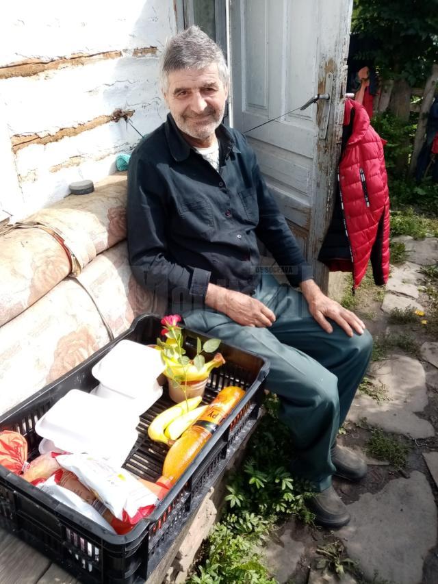 „Bunicii de împrumut” din Câmpulung Moldovenesc, ajutați cu hrană și medicamente de Asociaţia „Licuricii fericiţi”