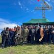 Pelerinaj la crucea-monument de pe vârful Ouşoru din munţii Suhard