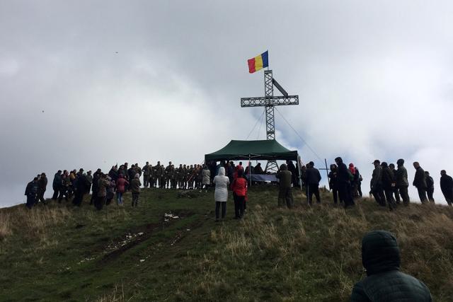 Pelerinaj la crucea-monument de pe vârful Ouşoru din munţii Suhard