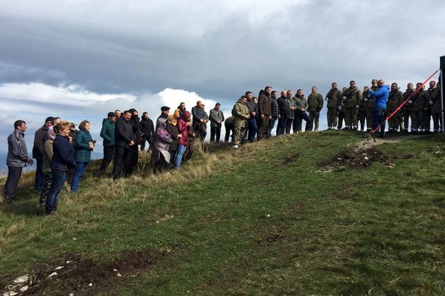 Pelerinaj la crucea-monument de pe vârful Ouşoru din munţii Suhard