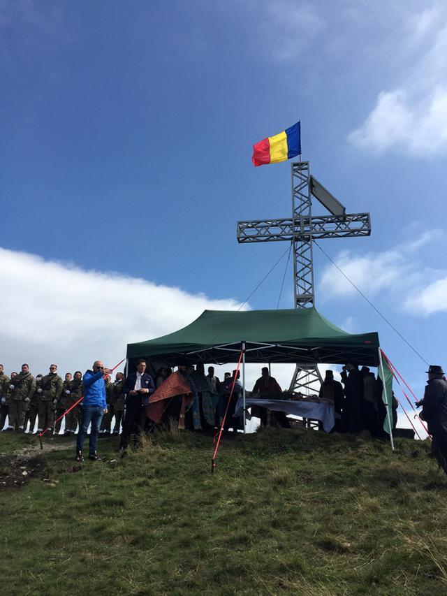 Pelerinaj la crucea-monument de pe vârful Ouşoru din munţii Suhard