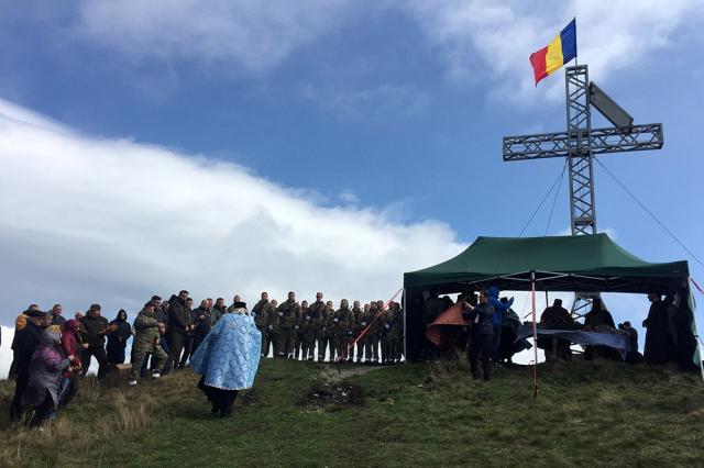 Pelerinaj la crucea-monument de pe vârful Ouşoru din munţii Suhard