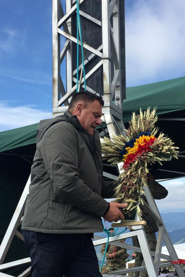 Pelerinaj la crucea-monument de pe vârful Ouşoru din munţii Suhard