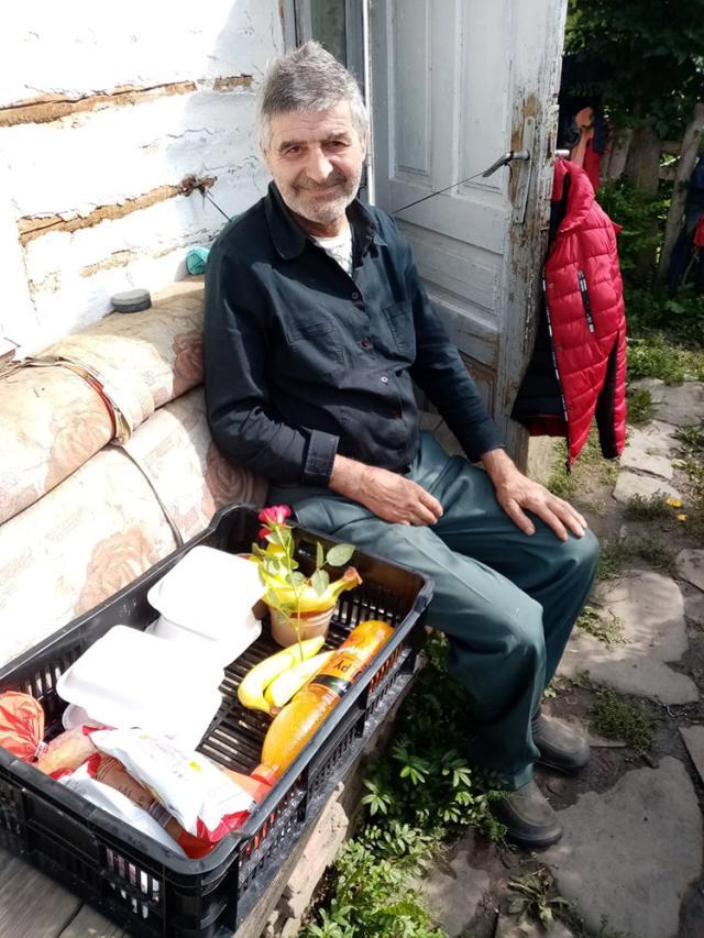 „Bunicii de împrumut” și copiii nevoiași din Câmpulung Moldovenesc, ajutați cu hrană și medicamente de Asociaţia „Licuricii fericiţi”