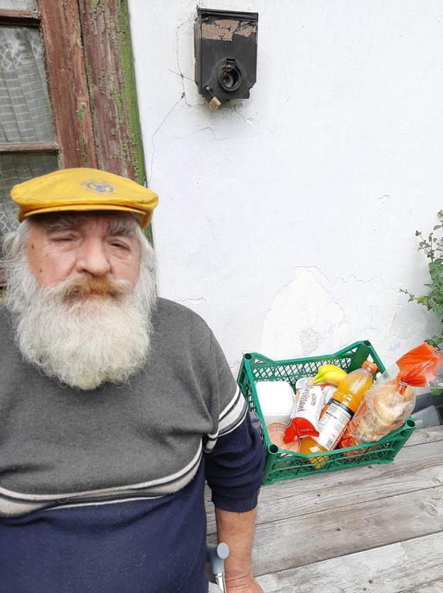 „Bunicii de împrumut” și copiii nevoiași din Câmpulung Moldovenesc, ajutați cu hrană și medicamente de Asociaţia „Licuricii fericiţi”