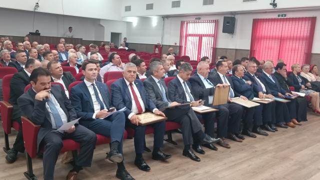 O parte din oficialitățile invitate la evenimentul de la Dumbrăveni
