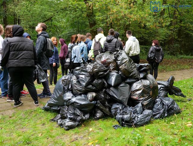 Sute de tineri s-au adunat pe esplanada centrală a Sucevei de Ziua Națională de Curățenie