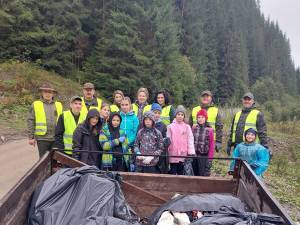 Elevi din Cârlibaba ajutați de silvicultori în acțiunea de colectare a deșeurilor