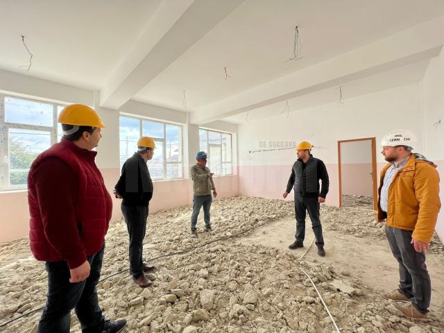 Primarul municipiului Rădăuți, Bogdan Loghin, a verificat lucrările de la Școala Nr. 6 din cartierul Obor