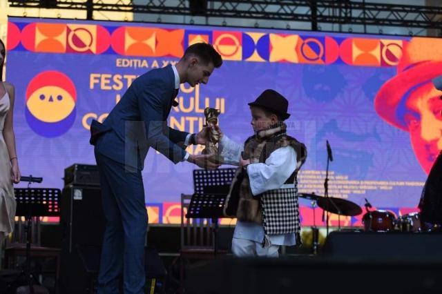 Un băiețel din Câmpulung Moldovenesc, câștigătorul Trofeului Festivalului de Umor „Constantin Tănase”