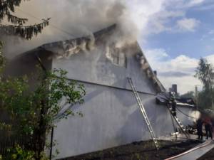 O casă și o anexă au luat foc la Dornești