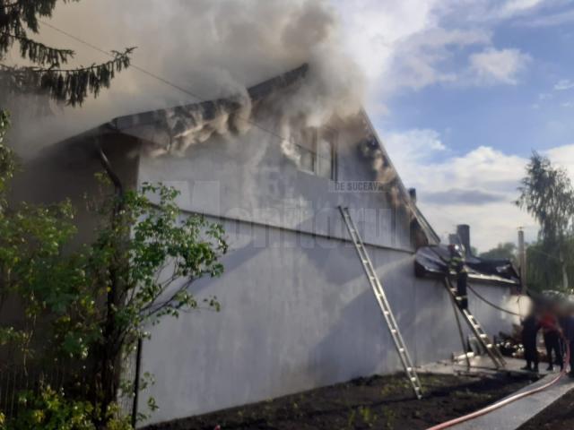 O casă și o anexă au luat foc la Dornești