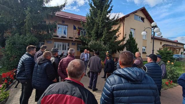 Crescătorii de animale au venit peste primarul și consilierii locali din Bosanci în scandalul imașului comunal