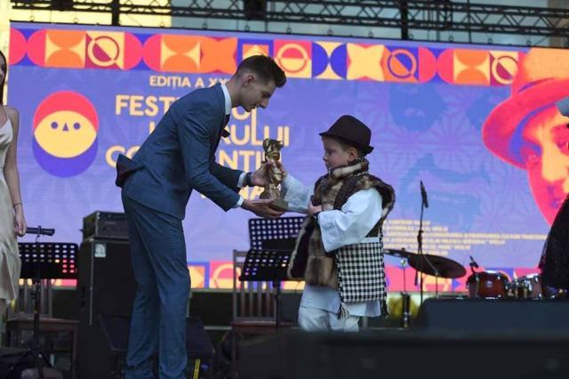 Un băiețel din Câmpulung Moldovenesc, câștigătorul Trofeului Festivalului de Umor „Constantin Tănase”, ediția a XXVII-a