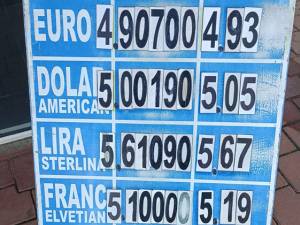 Dolarul se vinde cu 5,05 lei la casele de schimb valutar din Suceava
