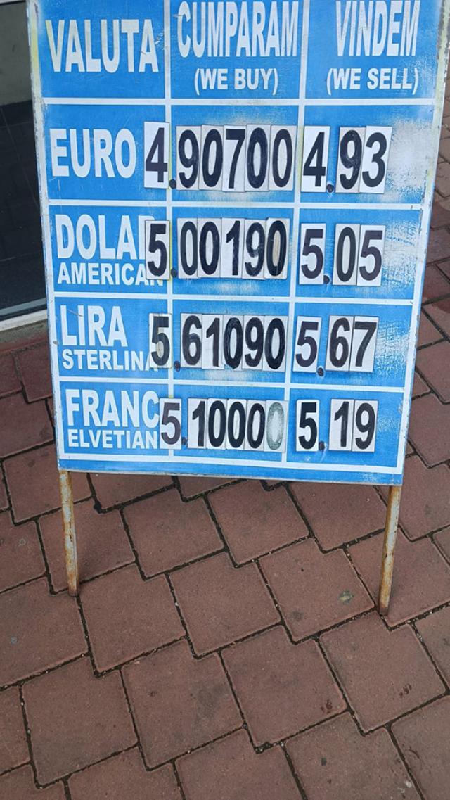 Dolarul se vinde cu 5,05 lei la casele de schimb valutar din Suceava