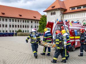Simularea localizării unui incendiu și salvarea victimelor, la Colegiul Militar „Ștefan cel Mare” din Câmpulung Moldovenesc. Foto Laurențiu Sbiera