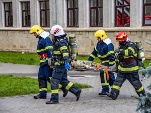 Simularea localizării unui incendiu și salvarea victimelor, la Colegiul Militar „Ștefan cel Mare” din Câmpulung Moldovenesc. Foto Laurențiu Sbiera