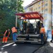 Lucrările de asfaltare continuă pe Aleea Jupiter, din cartierul sucevean George Enescu