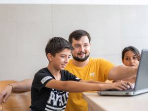 Trei școli din Sasca Mare, Iaslovăț și Fântânele vor avea laboratoare de informatică echipate de Fundația Te Aud România