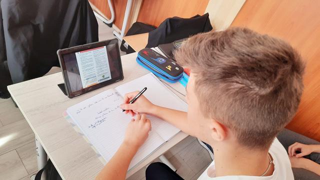 Tablete și laptopuri de peste 300.000 de euro pentru elevii și profesorii Școlii „Bogdan Vodă” Rădăuți