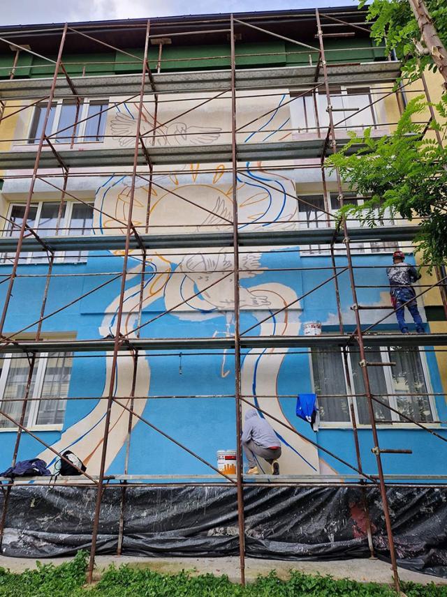 Pictura murală în curs de realizare pe clădirea bibliotecii de la CN „Mihai Eminescu”