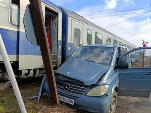 Mercedes ”surprins” de tren în Rădăuți