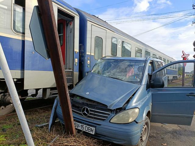 Mașina lovită de tren la Rădăuți