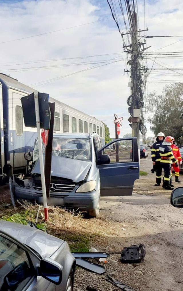 Încă o mașină lovită de tren la Rădăuți. Taberele pro și contra tren sunt tot mai înverșunate