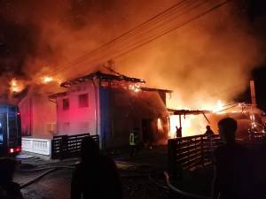 Incendiul de la Dragoșa a izbucnit în plină noapte şi a afectat patru gospodării
