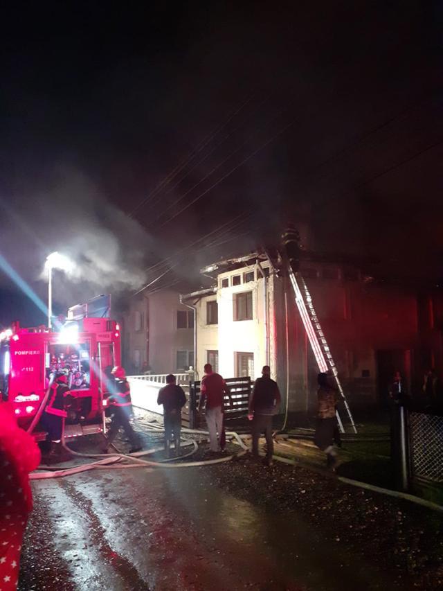 Patru gospodării, afectate de un puternic incendiu izbucnit în plină noapte