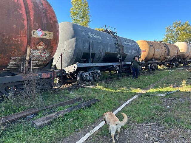 Patru vagoane încărcate cu kerosen au deraiat în Gara Dornești