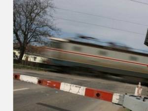 Încă un autovehicul lovit de tren, după ce șoferul a ignorat semnalele luminoase și acustice. Foto dailydriven.ro