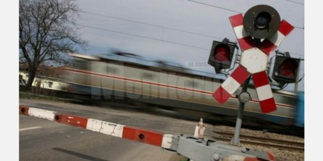 Încă un autovehicul lovit de tren, după ce șoferul a ignorat semnalele luminoase și acustice. Foto dailydriven.ro