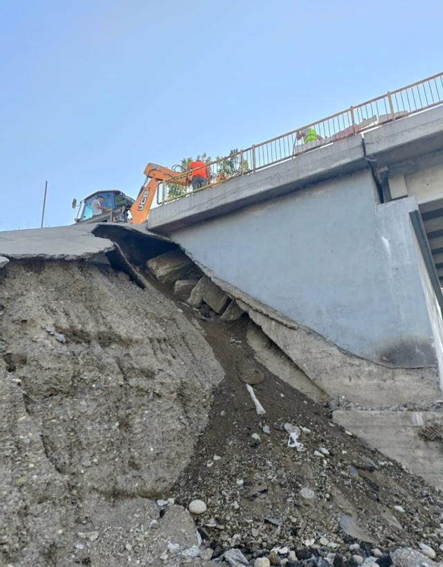 ”Constructorul a avertizat că starea de degradare a podului este accentuată și există un real pericol pentru siguranța traficului greu, prin urmare a cerut oprirea circulației cât mai repede”