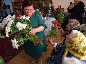 Copii, tineri, cadre didactice au mers sâmbătă cu daruri la cei 70 de „bunici” de la Solca, de Ziua Persoanelor Vârstnice