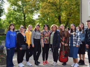Copii, tineri, cadre didactice au mers sâmbătă cu daruri la cei 70 de „bunici” de la Solca, de Ziua Persoanelor Vârstnice