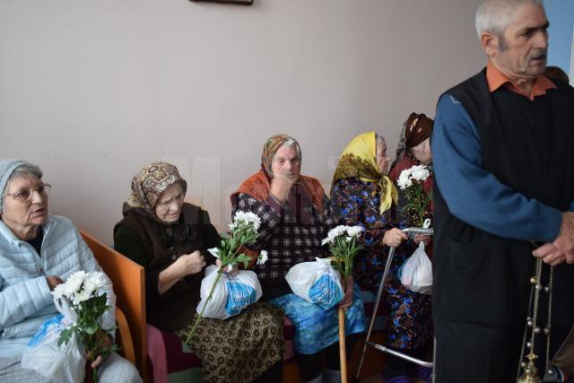Copii, tineri, cadre didactice au mers sâmbătă cu daruri la cei 70 de „bunici” de la Solca, de Ziua Persoanelor Vârstnice