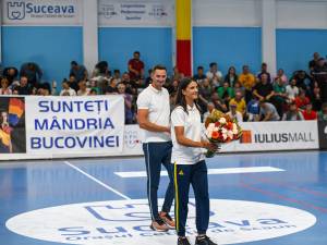 Soții Ionela și Marius Cozmiuc au fost ovaționați de fani înaintea meciului de handbal cu CSM Odorhei. Foto - Fotograful Sportiv