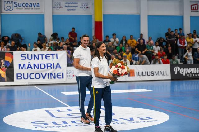 Soții Ionela și Marius Cozmiuc au fost ovaționați de fani înaintea meciului de handbal cu CSM Odorhei. Foto - Fotograful Sportiv