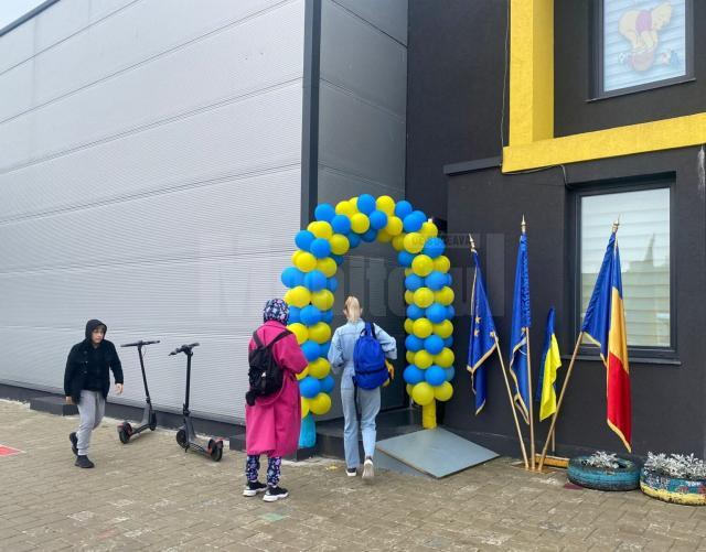 Momente artistice, activități sportive și cadouri pentru 50 de copii ucraineni și familiile lor, la Șcheia